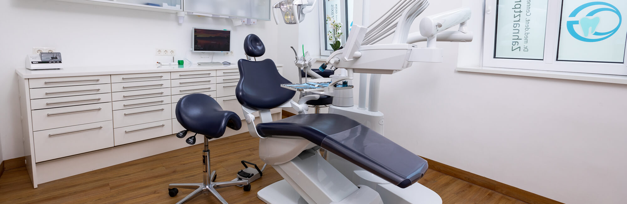 Zahnärztin Wien - Gezer - blauer Behandlungsstuhl in der Praxis