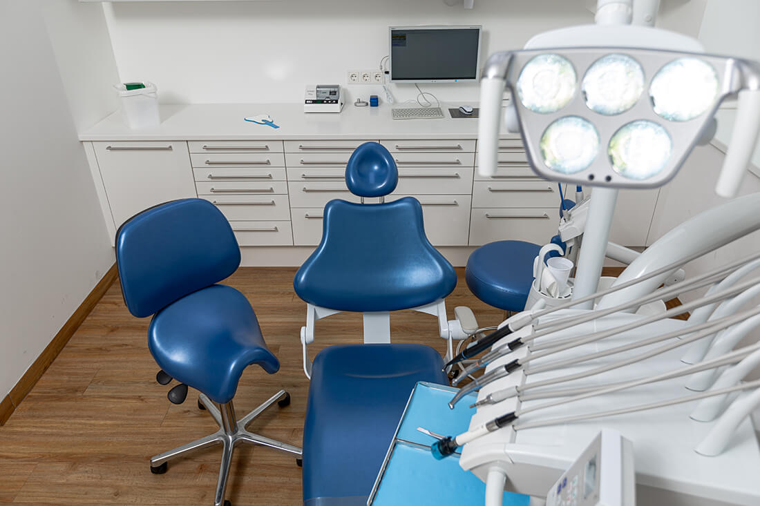 Zahnärztin Wien - Gezer - Blick auf blauen Behandlungsstuhl der Praxis