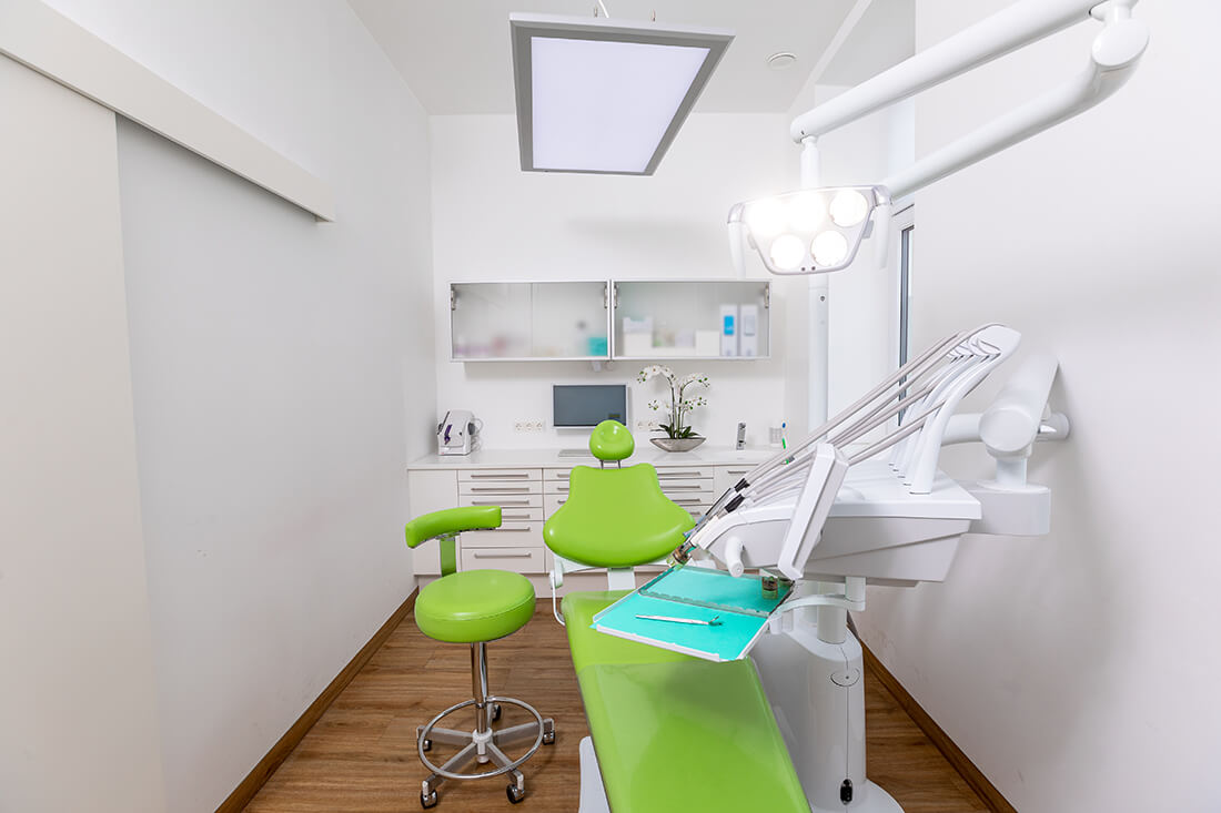 Zahnärztin Wien - Gezer - Blick auf grünen Behandlungsstuhl der Praxis